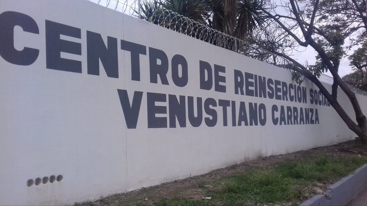 Muro del centro de reinserción social Venustiano Carranza con alambre de púas arriba.